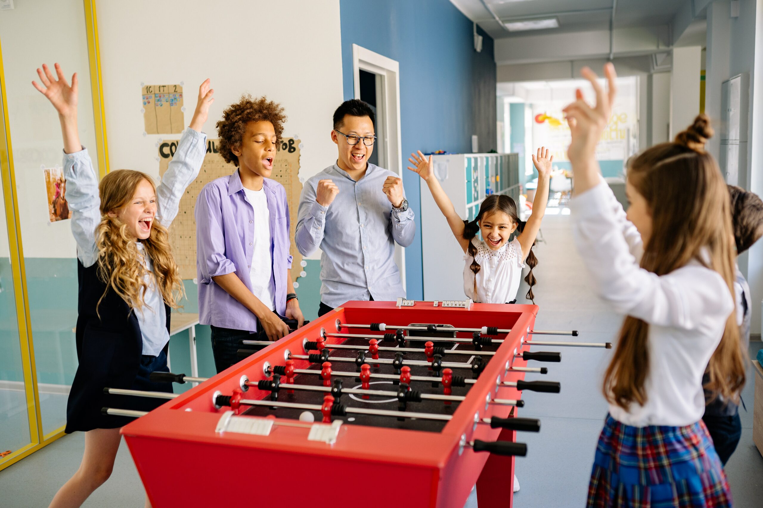 Enfant Heureux dans une école